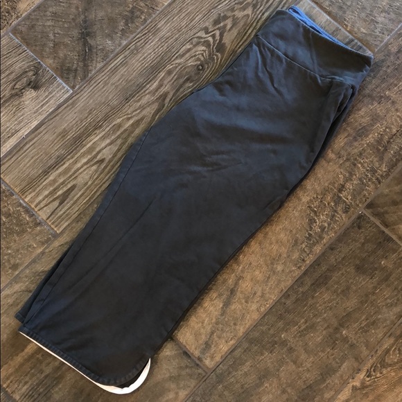 Women with Control Contour Waist Pull-on Capris - Picture 3 of 7